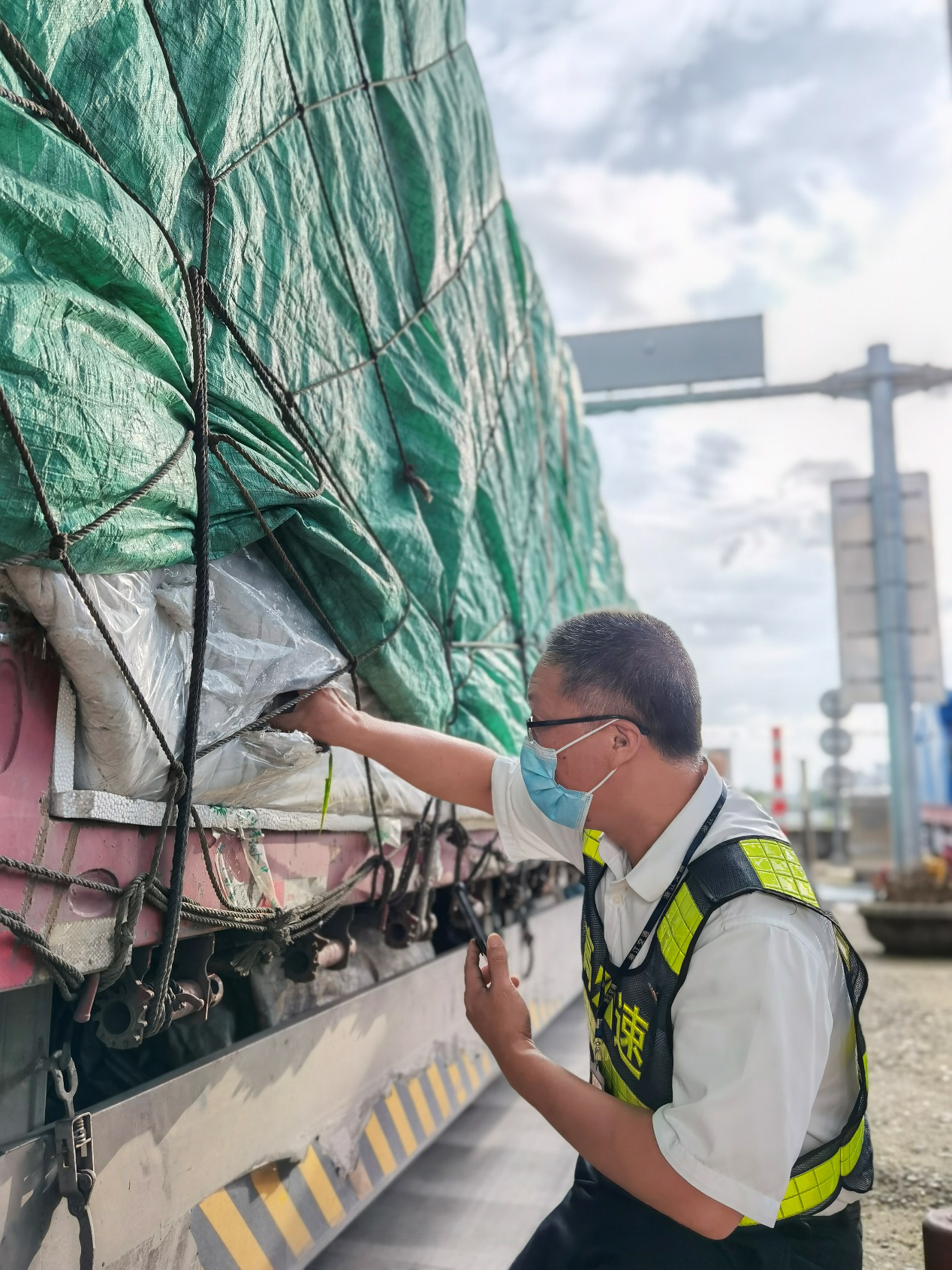 1629448307797694.png 陸冰在查驗綠農(nóng)車周峰拍攝.png