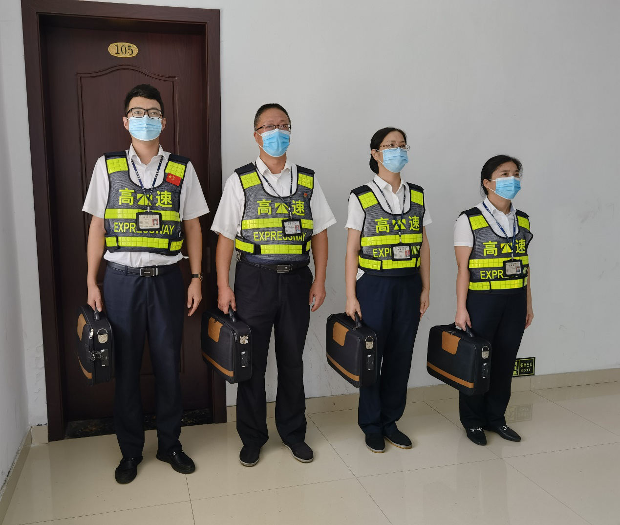 1629448318555099.png 文明服務(wù)培訓師陸冰(左二)周峰拍攝.png