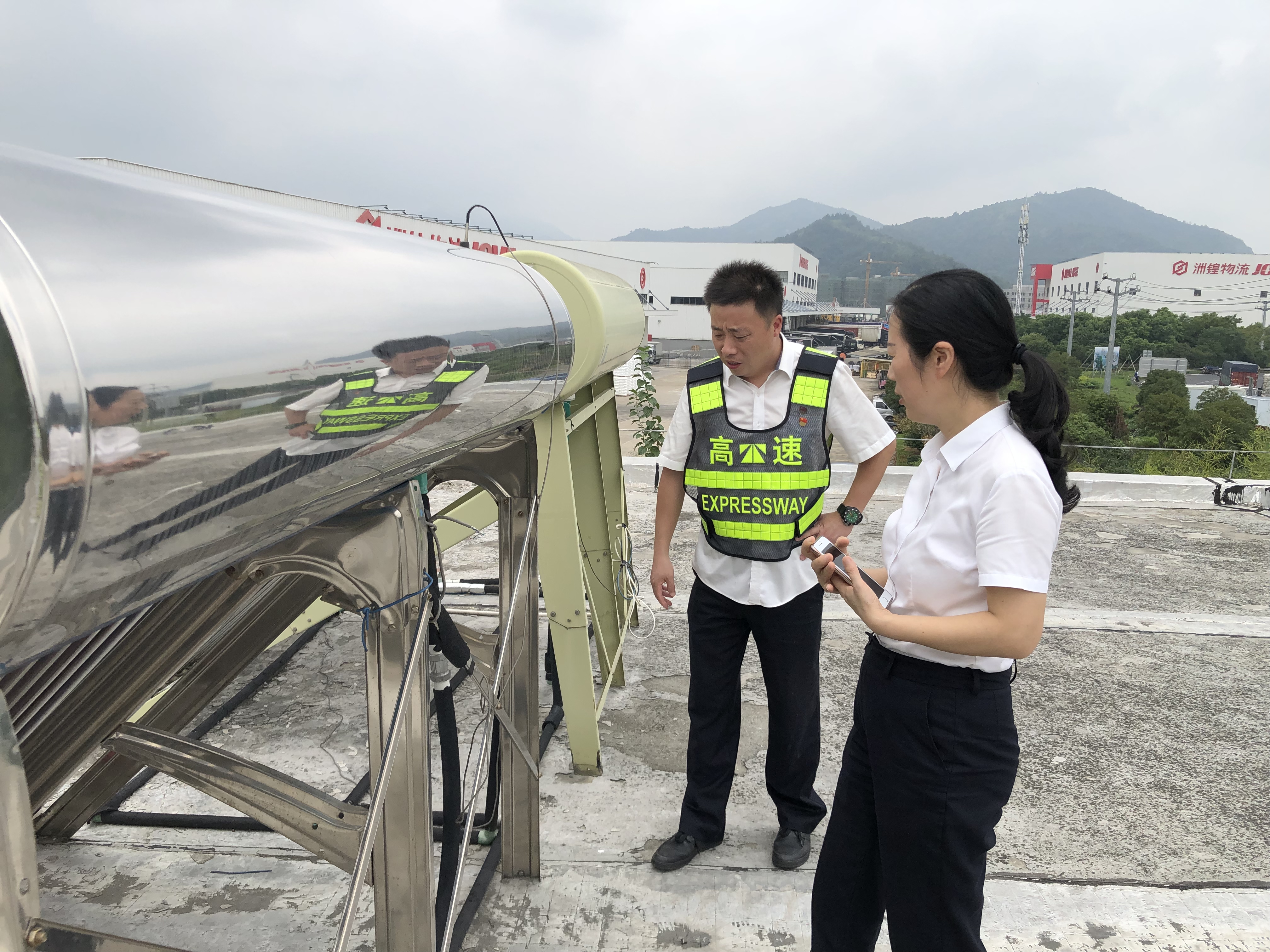 1664439839247678.jpg 照片2 對(duì)樓頂太陽(yáng)能檢查 洪清源拍攝.jpg