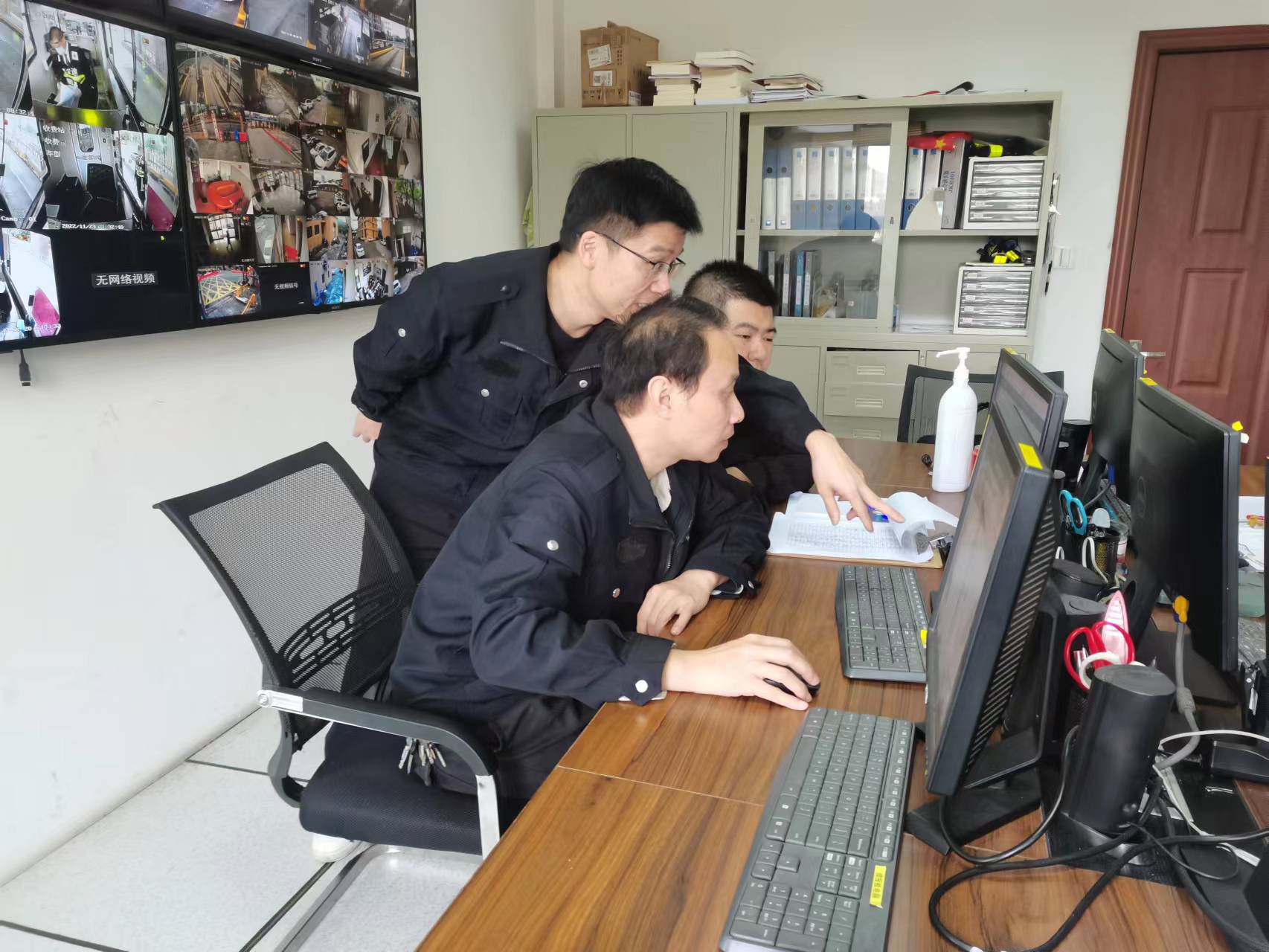 1669189335112785.jpg 圖為工作人員對內(nèi)網(wǎng)計(jì)算機(jī)安裝新殺毒軟件.jpg