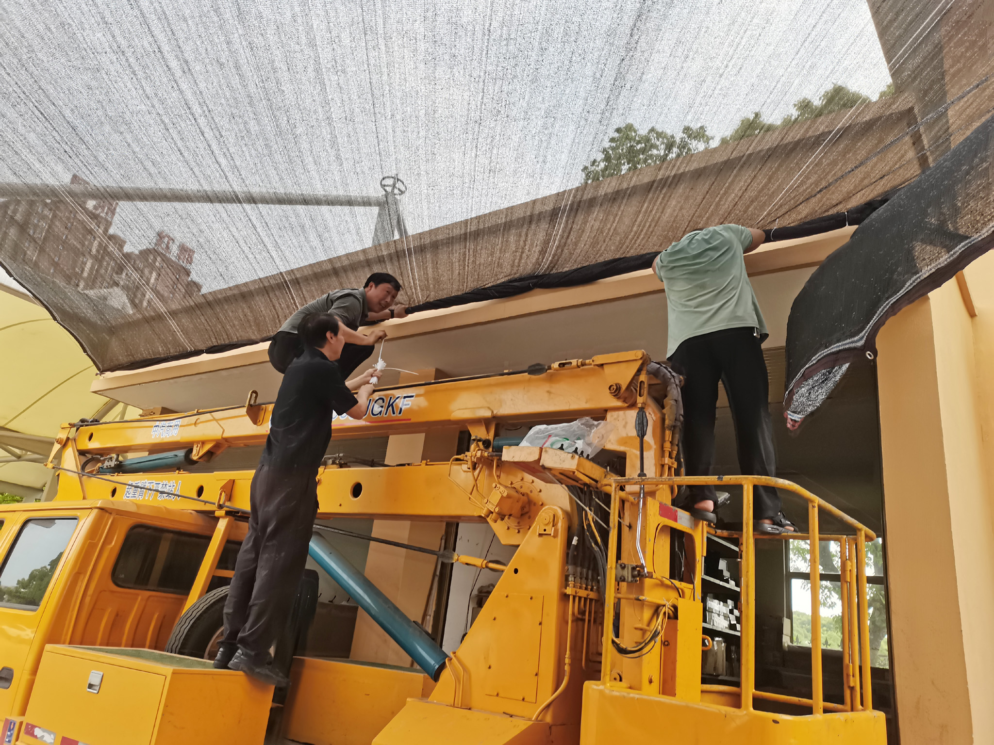 1686011301219412.jpg 圖為正在安裝遮陽(yáng)網(wǎng).jpg