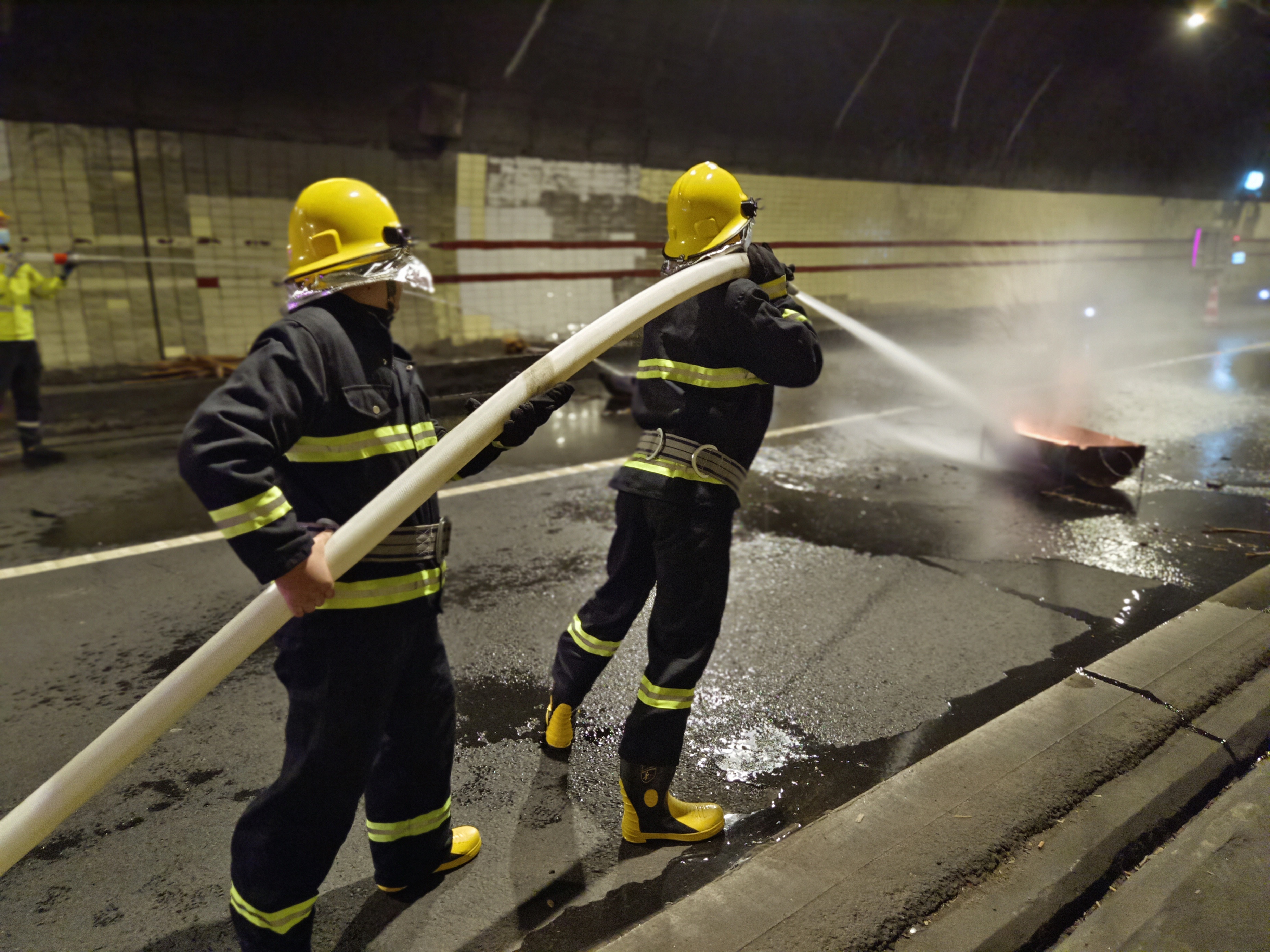 1701418058680205.jpg 20231130隧道滅火現(xiàn)場 陳智慧攝.jpg