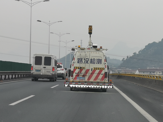 20181226 省公路局委托檢測(cè)單位到集團(tuán)所轄路段開展年度路況檢測(cè)_副本.png